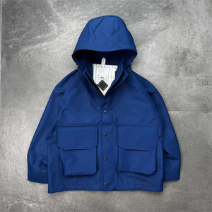 เสื้อแจ็คเก็ตกันลมสไตล์ OEM สำหรับฤดูหนาว คอตั้ง ปิดแบบสวมหัว ผลิตด้วยวิธีการทอผ้าแบบไม่ถักทอ - Product Image 3