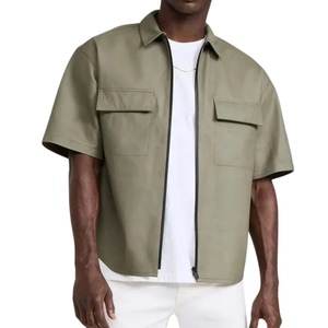 เสื้อเชิ้ตหนังเทียมแบบเรียบมีซิป คอวี แขนสั้นทรงหลวม มีกระเป๋าหน้าอก สไตล์ฮิปฮอป คาวบอย สำหรับผู้ชายไซส์ใหญ่  โลโก้แบบสั่งทำทันสมัย - Product Image 6