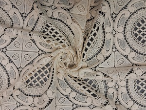Tela de encaje de algodón GPO blanco premium al por mayor de fábrica - Diseño intrincado de guipur con medallón para vestidos de lujo y chalecos - Product Image 5