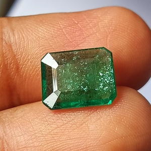พลอยมรกตธรรมชาติจากแซมเบีย 3.85 กะรัต สีเขียวมรกตเจียระไนทรงเหลี่ยม สำหรับทำเครื่องประดับ - Product Image 2