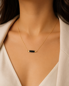 Collier Pendentif Minimaliste en Onyx Noir Naturel Unique et Ajustable avec Placage Électrolytique à Station Unique et Fermoir Coulissant - Product Image 4