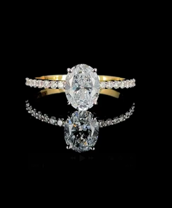 Anillo de Compromiso Elegante con Diamante Cultivado en Laboratorio de Forma Ovalada y Banda con Micro Pavé en Oro Amarillo, Joyería Fina para Novia - Product Image 1