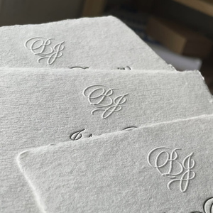 Carte d'invitation RSVP élégante personnalisée avec logo personnalisé, imprimée en typographie à bords festonnés, en papier fait main - Product Image 1