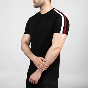 T-shirt noir slim fit pour homme avec bordure contrastante rayée blanche et rouge aux épaules, col rond, manches courtes, vêtement décontracté - Product Image 3
