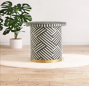 Mesa-taburete con pedestal con incrustaciones de hueso y diseño de hojas en blanco y negro, adornada con una banda de latón, disponible a precios de mayorista. - Product Image 5