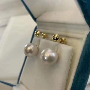 Boucles d'oreilles en perles d'eau douce Edison 11-12 mm blanches et violettes, argent S925, design simple, forme ronde, forte brillance et faibles défauts - Product Image 2