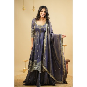 Conjunto de Lehenga Choli y Dupatta Anarkali Morado de Diseñador Thirteen D para Fiestas, Hecho de Seda - Product Image 2