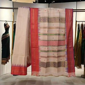 ผ้าส่าหรีผ้าฝ้ายผสมไหมทอมือคุณภาพพรีเมียม พร้อมขอบผ้าปักดิ้นสีแดงตัดกัน |   คอลเลกชันชุดงานรื่นเริงและชุดแต่งงานสุดหรูสำหรับผู้หญิงและเด็กผู้หญิง - Product Image 4