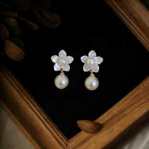 Boucles d'oreilles florales en nacre, boucles d'oreilles de mariée en perles, bijoux de mariage, cadeau élégant pour demoiselle d'honneur, pour femmes - Product Image 2