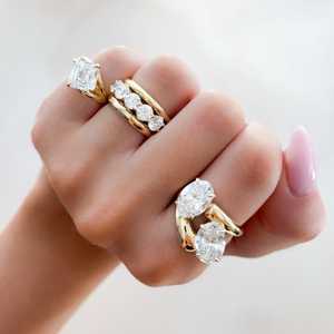Anillo de compromiso Toi et Moi con diamante cultivado en laboratorio de corte ovalado de 6 quilates, engaste de púas, banda moderna abierta tipo bypass, joyería fina de oro macizo de 14k y 18k - Product Image 6