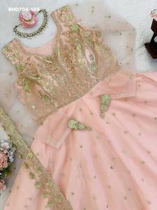 Fournisseur de robes de créateur en faux georgette lourde et magnifique, avec broderies de fils et de sequins, et ensemble lehenga-dupatta, de Surat. - Product Image 3