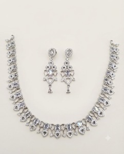 Parure de bijoux AD : Exquise motif de cerceau de perles répétitif, maillons incurvés, accents de pierres ovales et boucles d'oreilles pendantes assorties - Fournisseur - Product Image 1