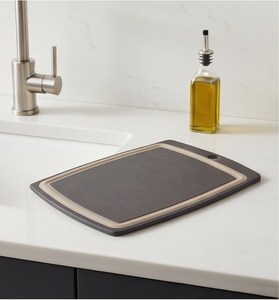 Planche à découper rectangulaire en plastique bicolore avec rainure pour les jus et trou de suspension - Product Image 2