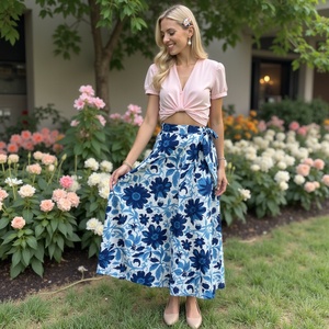 Falda gitana de estilo bohemio para niñas, cintura elástica suave con estampado floral de borde azul y negro con cordón ajustable - Product Image 3