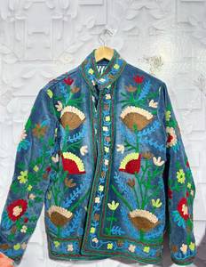 Chaqueta de terciopelo azul con cuello alto, bordado floral a mano, manga larga, abrigo de primavera para mujer, estilo Prairie Chic, venta al por mayor B2B - Product Image 4