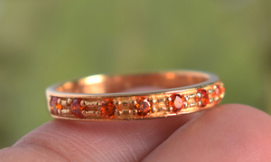 แหวนทองคำชุบประดับพลอยแซฟไฟร์สีชมพูธรรมชาติ ดีไซน์แบบเต็มวง ปี 2026 หรูหรา สามารถสวมซ้อนกันได้ สำหรับผู้หญิง - Product Image 2