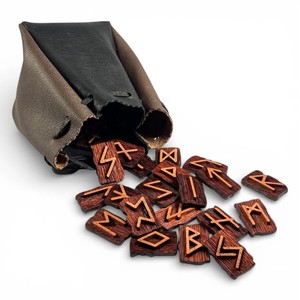 Juego de Runas de Madera para Adivinación con Piedras de Cuero Vikingas Futhark para Lecturas Espirituales y Meditación - Product Image 1
