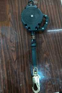 Dispositivo anticaídas retráctil de seguridad industrial con carcasa robusta y línea de vida de alto rendimiento para la seguridad del trabajador - Product Image 3