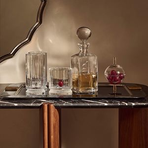Plateau de service rectangulaire de luxe en métal argenté, idéal pour les hôtels, avec élégantes poignées décoratives dorées à motifs Art Déco - Product Image 4