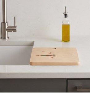 เขียงไม้สีอ่อนพร้อมภาพวาดลายเส้นมือและลายวงแหวนสีเทอร์ควอยซ์ - Product Image 2