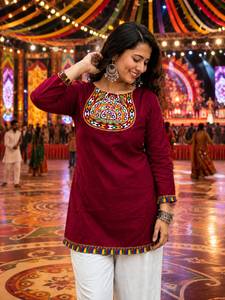 Túnica étnica de rayón para mujer con bordado a mano y trabajo con espejos reales, color granate, para uso casual, estilo India-Pakistán. - Product Image 5