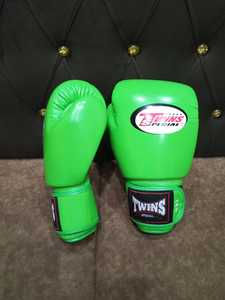 Guantes y espinilleras de boxeo Muay Thai Twins, guantes de boxeo profesionales para entrenamiento y sparring, color verde loro. - Product Image 3