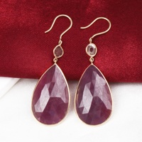 Boucles d'oreilles pendantes en or jaune massif 18 carats avec rubis naturel en forme de poire facetté serti clos, bijoux fins Memoria Jewels, vente en gros