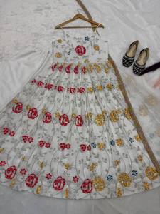 Conjunto de traje Anarkali floral bordado para mujer con dupatta, ropa étnica de diseñador, trabajo de hilo elaborado, para bodas y fiestas indias y pakistaníes. - Product Image 6