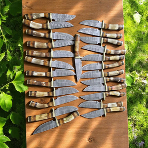 Couteau artisanal personnalisable en acier Damas avec manche en os et cor et étui en cuir disponible chez ZA Damascus Maker - Product Image 2