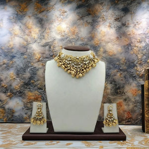 Conjunto de Collar Choker de Monedas Pesadas Chapado en Plata Tradicional con Trabajo Kundan, Acabado en Oro Antiguo y Pendientes a Juego, Joyería Étnica - Product Image 3