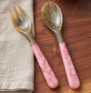 Ensemble de 2 couverts en résine rose simple avec manche en corne, cuillère et fourchette, pour la table, la vaisselle, le service de salade et les mariages - Product Image 1