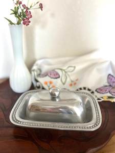 Mantequillera vintage de metal plateado con borde de cuentas - Product Image 6