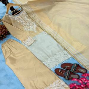 Conjunto VASTRA COTTAGE de Dos Tonos en Seda Banarasi con Bordado y Lentejuelas, Top y Pantalón Plazo, y Dupatta con Borde de Encaje Banarasi para Fiestas - Product Image 2