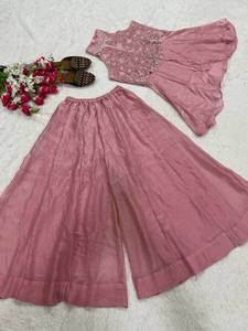 Conjunto de Top y Pantalón de Seda Crush para Fiestas, Bodas y Diwali, con Bordados a Mano y Adornos de Moti, de Secado Rápido y Sin Arrugas - Product Image 5