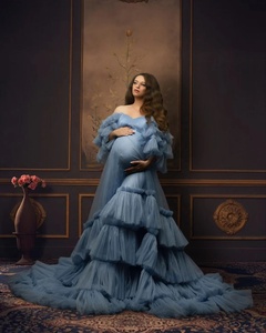 Robe de maternité personnalisée en satin pour future maman, épaules dénudées, traîne chapelle, style vintage romantique, longueur ras du sol, pour baby shower - Product Image 4