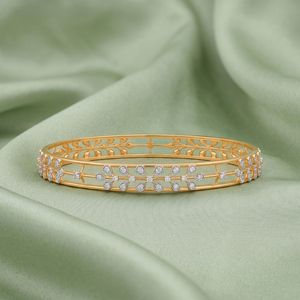 Brazalete de Oro Amarillo con Diamantes Cultivados en Laboratorio en Forma de Hoja y Diseño de Enredadera de Varias Filas - Product Image 4