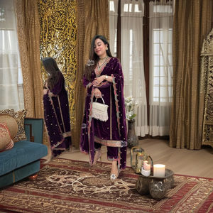 Elegante Traje Salwar de Terciopelo de Lujo con Bordado y Lentejuelas de Secado Rápido para Todas las Temporadas, Ideal para Fiestas y Festivales - Product Image 1