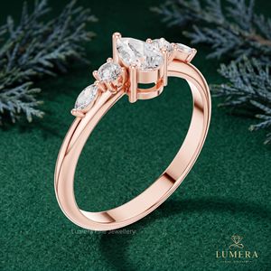 Bague de fiançailles en or rose avec diamant de laboratoire taille poire et pierres latérales multiples (rondes et marquises) – Bague de promesse de luxe pour femme - Product Image 4
