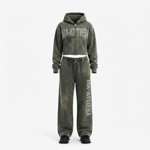 Ensemble survêtement décontracté pour femme : sweat à capuche court zippé et pantalon large vert olive avec détails en strass - Product Image 4