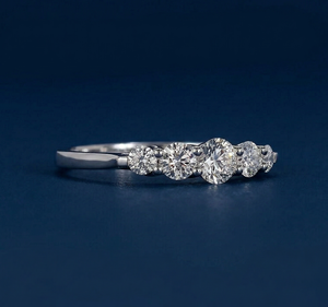 Bague de fiançailles et d'anniversaire SHIVPATH classique de luxe avec cinq pierres en diamant de laboratoire, finition polie, plaqué or blanc 14 carats - Product Image 5