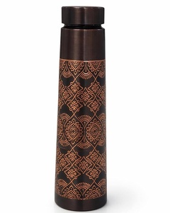 Termo Metálico con Patrón Grabado Estilo Bohemio, Botella de Viaje Portátil con Tapa Negra - Product Image 3