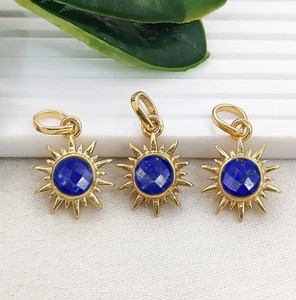 Juego de Dijes de Piedras Preciosas de Lapislázuli con Baño de Oro y Diseño de Rayos de Sol - Dijes Redondos de Piedras Preciosas de 6 mm Hechos a Mano - Product Image 1