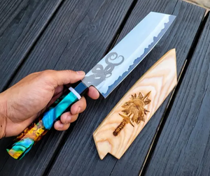 Cuchillo de chef japonés forjado a mano con mango de resina y funda de madera, hoja de acero al carbono de 12 pulgadas con acabado satinado, uso ambidiestro. - Product Image 1