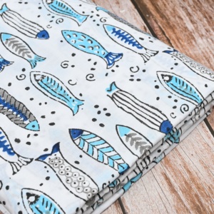 Tela de Algodón Orgánica Ecológica con Estampado de Pez Azul y Diseño Floral sobre Base Blanca, Estilo Kalamkari, para Ropa de Bebé - Product Image 2