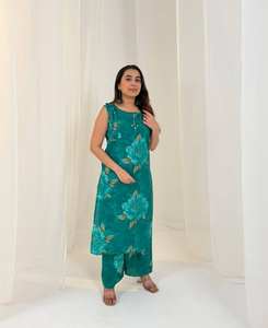 Kurti estampado en color azul con el mejor diseño y atuendo étnico floral de primera calidad para fiestas y celebraciones a un precio asequible. - Product Image 1