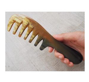 Peine de cuerno de búfalo tallado de lujo para masaje del cuero cabelludo, artesanía natural para el cuidado de la salud. - Product Image 6