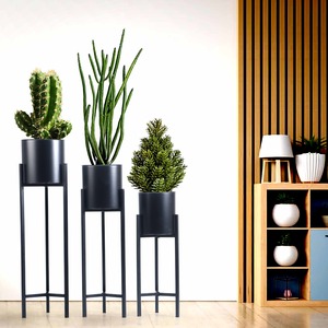 Support de plante sur pied en fer noir avec finition thermolaquée, design classique à motif circulaire, durable pour salon et balcon - Product Image 1