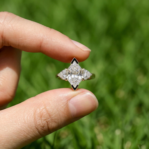 Bague de fiançailles à trois pierres en diamant de laboratoire, taille hexagonale et taille triligne, sertie à griffes, certifiée IGI, plaqué or 14K, tendance, pour mariée - Product Image 2