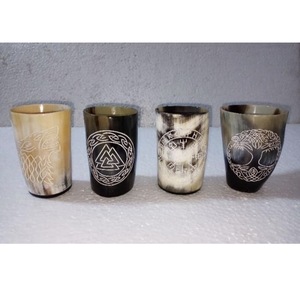 Juego de vasos de chupito tallados a mano con diseño moderno en oferta al precio más bajo. Juego de vasos de chupito de cuerno vikingo. - Product Image 1