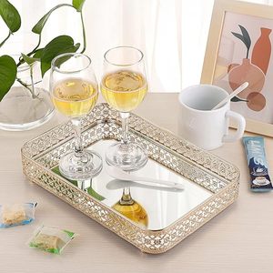 Plateau de service en métal irrégulier moderne de luxe avec bordure ornée de cordes et poignées, plateau décoratif pour la présentation des aliments sur la table à manger - Product Image 3